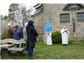 Bittprozession an der Weingartenkapelle (Foto: Karl-Franz Thiede)